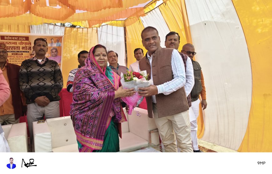 कुर्सी विधानसभा क्षेत्र के ग्राम भटपुरवा में भूमि विकास बैंक चेयरमैन विपुल बैसवार द्वारा आयोजित केंद्रीय बजट पर चर्चा एवं समरसता