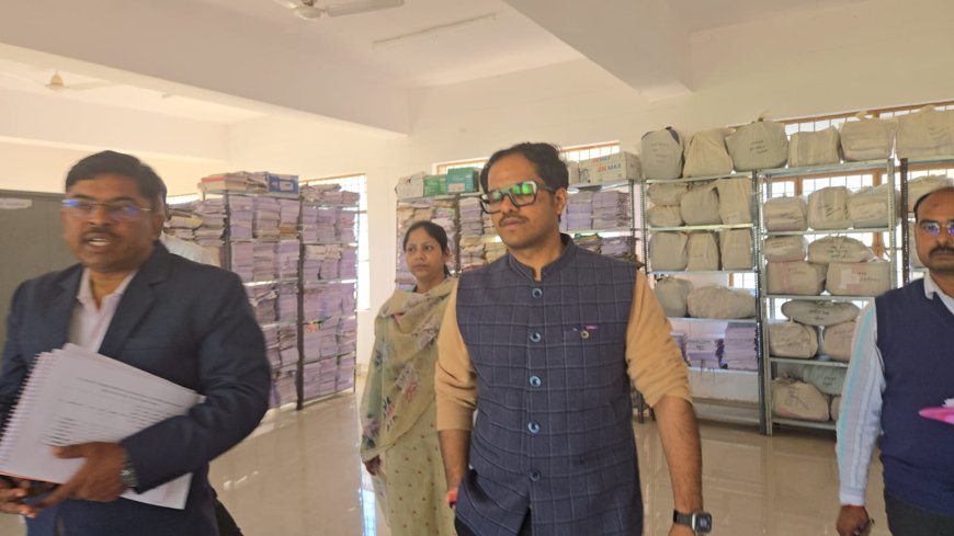 जिलाधिकारी ने किया तहसील मानिकपुर का औचक निरीक्षण