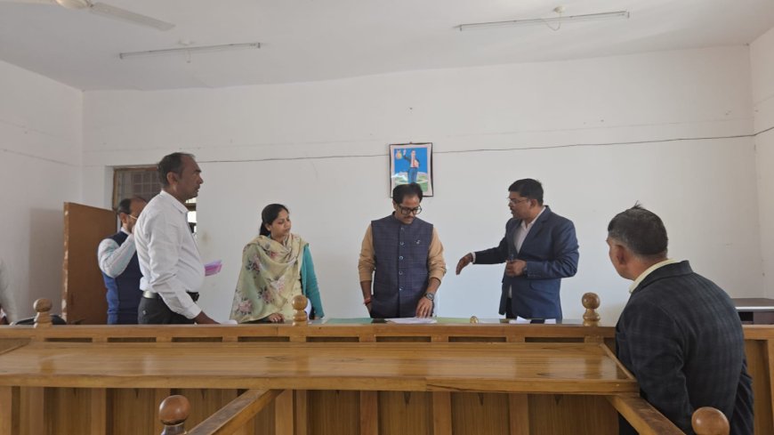 जिलाधिकारी ने किया तहसील मानिकपुर का औचक निरीक्षण