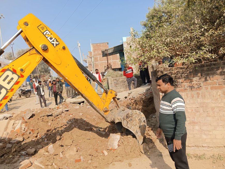 मऊ में उप जिलाधिकारी ने अवैध कब्जा हटवायाः मंडोर चौराहे से महिला पुल तक सड़क चौड़ीकरण के लिए