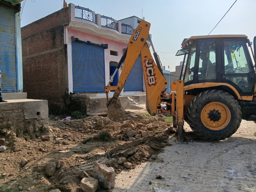 मऊ में उप जिलाधिकारी ने अवैध कब्जा हटवायाः मंडोर चौराहे से महिला पुल तक सड़क चौड़ीकरण के लिए