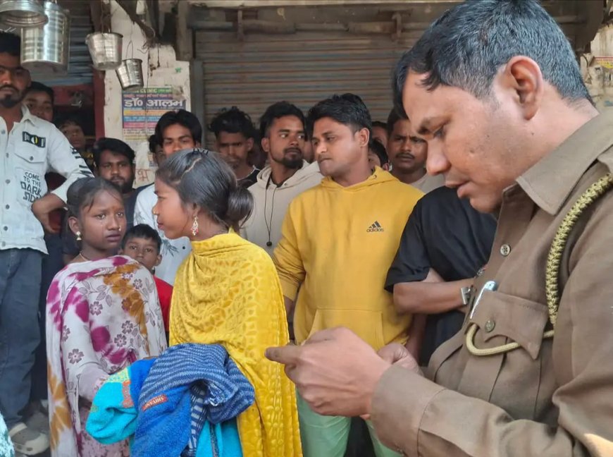 महिला के पर्स से चोरी करने वाली दो महिलाओं को लोगों ने पकड़कर पुलिस हवाले किया ,