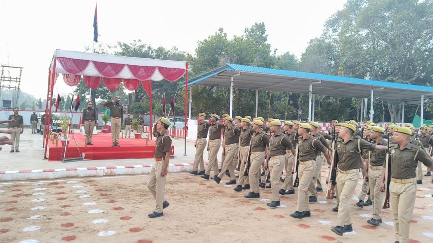 पुलिस उपमहानिरीक्षक चित्रकूटधाम,परिक्षेत्र बांदा द्वारा परेड का किया गया निरीक्षण