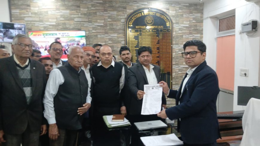 जिला रामपुर में वरिष्ठ अधिवक्ता के हत्या के मामले में अधिवक्ताओं ने महामहिम राष्ट्रपति के नाम दिया ज्ञापन   जिलाधिकारी के माध्यम से अधिवक्ताओं ने तीन सूत्रीय ज्ञापन सौंपा