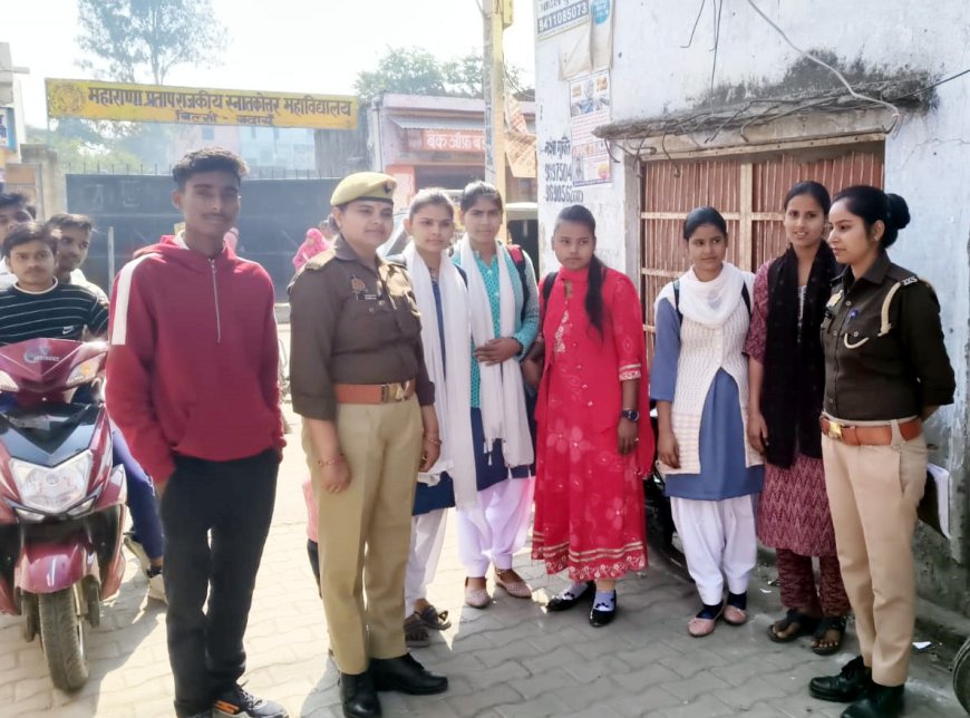 आत्म रक्षा को लेकर छात्राओं को किया जागरूक  ,डिग्री कालेज के गेट छात्राओं को दिए टिप्स