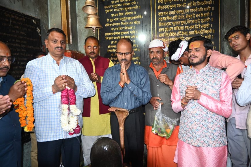 महाशिवरात्रि पर्व पर पुलिस अधीक्षक चित्रकूट द्वारा सोमनाथ चर मंदिर में पूजन-अर्चन कर सुरक्षा व्यवस्था का लिया गया जायजा