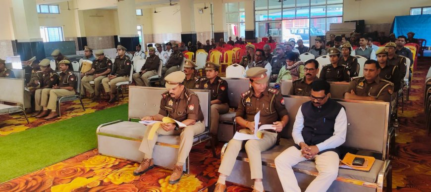 फाल्गुन मास अमावस्या मेला को सकुशल संपन्न कराए जाने को लेकर मंदाकिनी भवन सीतापुर में अपर पुलिस अधीक्षक चित्रकूट द्वारा मेला में तैनात पुलिस अधिकारियों/कर्मचारियों की ब्रीफिंग की गई