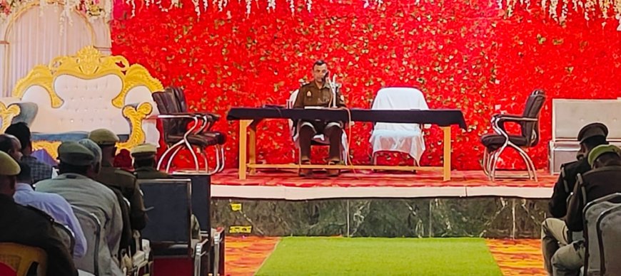 फाल्गुन मास अमावस्या मेला को सकुशल संपन्न कराए जाने को लेकर मंदाकिनी भवन सीतापुर में अपर पुलिस अधीक्षक चित्रकूट द्वारा मेला में तैनात पुलिस अधिकारियों/कर्मचारियों की ब्रीफिंग की गई
