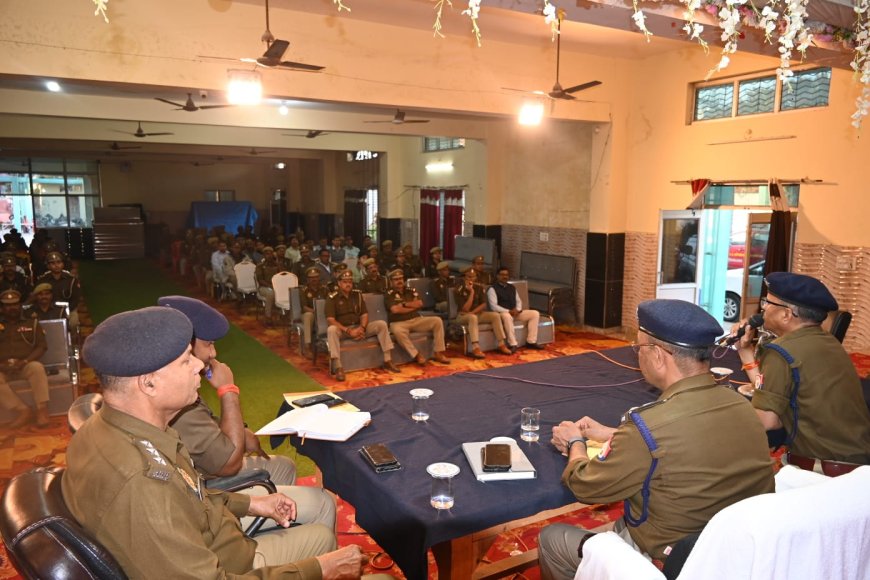 पुलिस अधीक्षक चित्रकूट द्वारा फाल्गुन मास अमावस्या मेला को सकुशल संपन्न कराए जाने को लेकर मंदाकिनी भवन सीतापुर मेला में तैनात पुलिस अधिकारियों/कर्मचारियों की ब्रीफिंग की गई