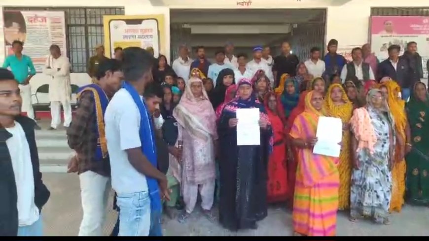 शराब की दुकान हटाने के लिए ग्रामीणों ने किया प्रदर्शन