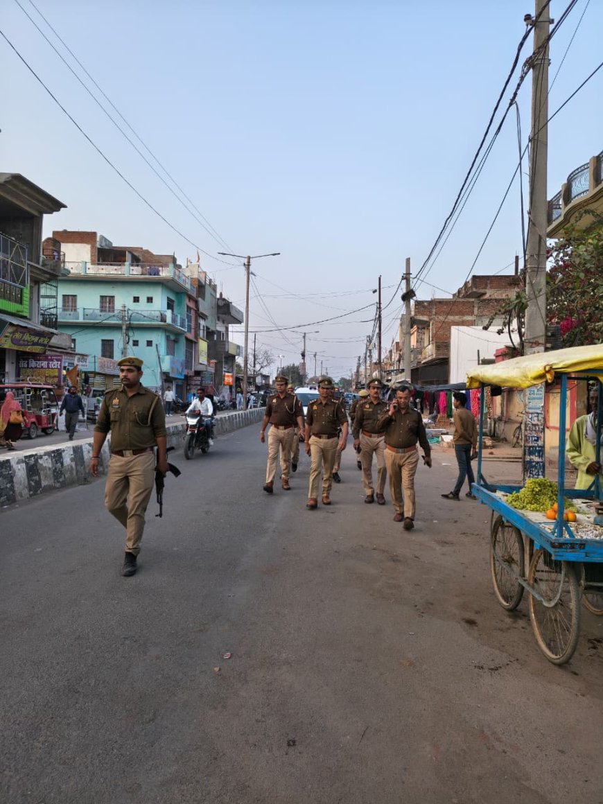 अपर पुलिस अधीक्षक चित्रकूट द्वारा शांति एवं सुरक्षा व्यवस्था सुदृढ़ बनाये रखने हेतु थाना क्षेत्र कोतवाली कर्वी के धनुष चौराहा,एलआईसी तिराहा एवं पटेल तिराहा पर पैदल गश्त किया गया