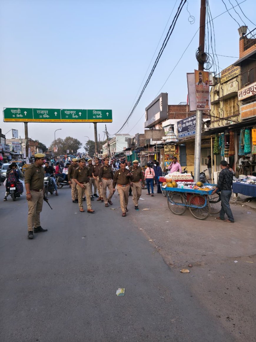 अपर पुलिस अधीक्षक चित्रकूट द्वारा शांति एवं सुरक्षा व्यवस्था सुदृढ़ बनाये रखने हेतु थाना क्षेत्र कोतवाली कर्वी के धनुष चौराहा,एलआईसी तिराहा एवं पटेल तिराहा पर पैदल गश्त किया गया
