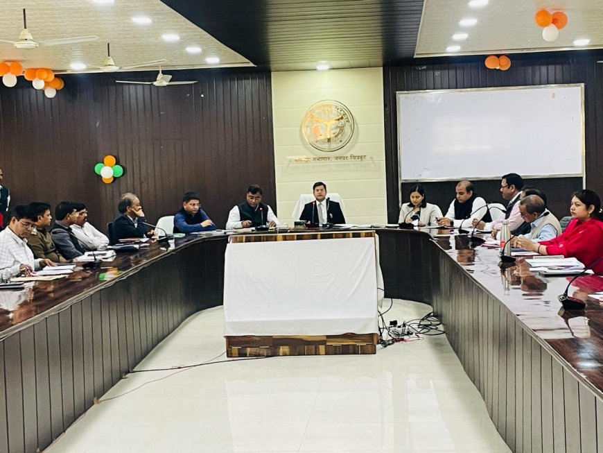 जिलाधिकारी चित्रकूट के सभागार में मेगा/वृहद विधिक सहायता एवं सेवा शिविर से सम्बन्धित प्री-कैम्प का आयोजन किया गया।