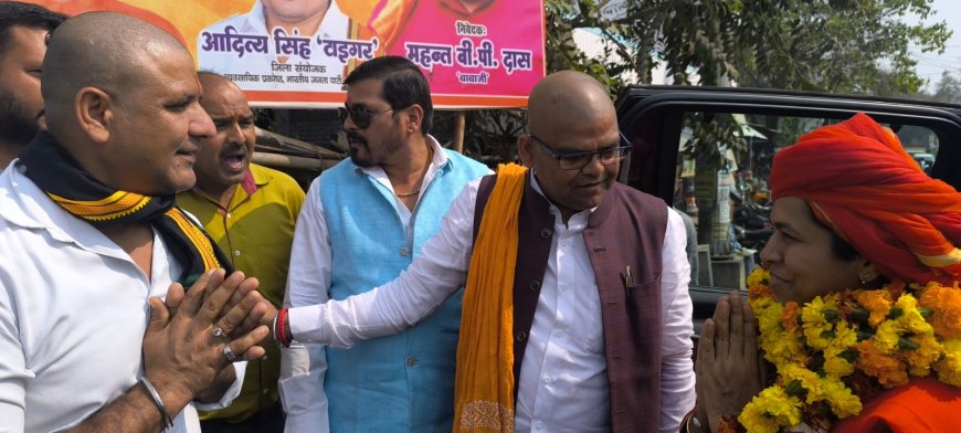 रामनगर चौराहे पर महंत दिव्यागिरी का भव्य स्वागत, श्रद्धालुओं ने लिया आशीर्वाद