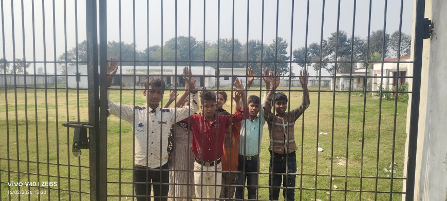 प्राथमिक विद्यालय में शिक्षक ने बच्चों को बनाकर रखा बंधक। स्कूल के अंदर बंद कर गांव में टहलने  चले जाते हैं दूसरे शिक्षक।