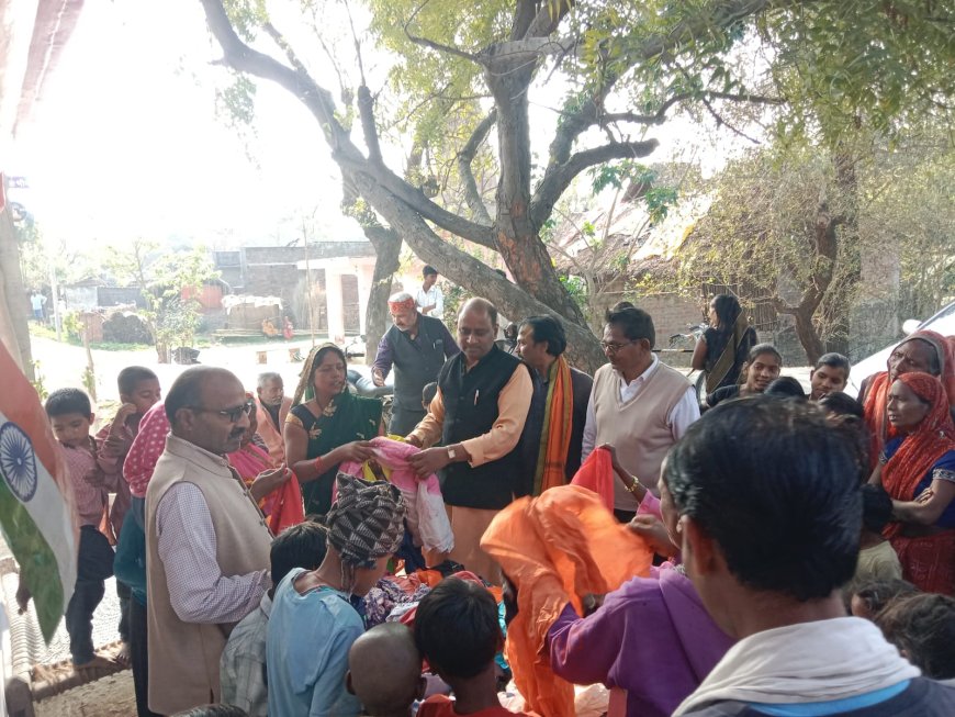 महिला व बच्चों मे कपड़ों का हुआ वितरण