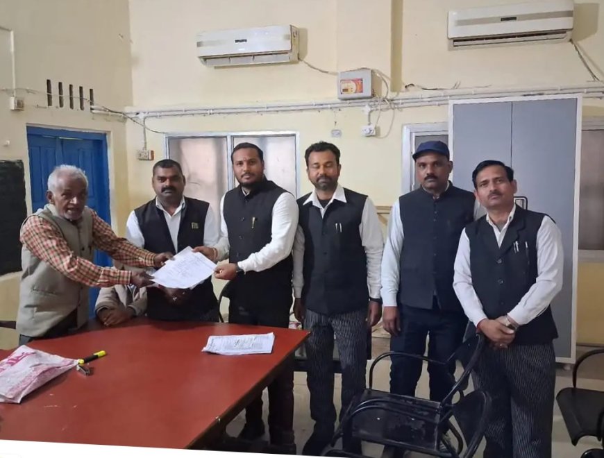 । दि बार एसोसिएशन चुनाव के पहले दिन नामांकन में अध्यक्ष पद पर तीन, वरिष्ठ उपाध्यक्ष पद पर दो, महामंत्री पद पर छह लोगो ने नामांकन दाखिल किये है। उपाध्यक्ष प्रथम, संयुक्त मंत्री प्रशासन, संयुक्त मंत्री प्रकाशन, संयुक्तमंत्री पुस्तकालय, कोषाध्यक्ष, सदस्य कार्यकारिणी के पद पर एक एक पर्चा दाखिल हुआ  जाना तय है।