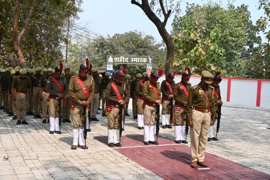 दिवंगत उपनिरीक्षक स्व0 गफूर खां  के पार्थिव शरीर को पुलिस लाइन स्थित शहीद स्मारक पर राजकीय सम्मान के साथ दी गयी अन्तिम विदाई