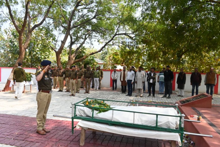दिवंगत उपनिरीक्षक स्व0 गफूर खां  के पार्थिव शरीर को पुलिस लाइन स्थित शहीद स्मारक पर राजकीय सम्मान के साथ दी गयी अन्तिम विदाई