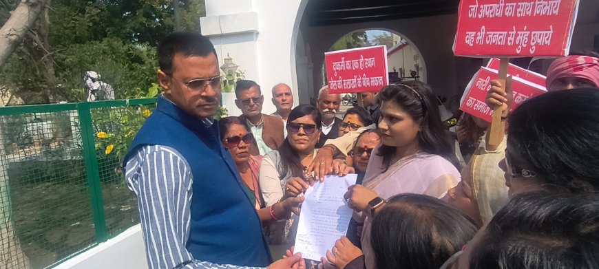 जालौन में आसाराम बापू के पोस्टरों पर विरोध प्रदर्शन सार्वजनिक स्थानों से हटाने और कार्रवाई की मांग, राष्ट्रपति को संबोधित ज्ञापन सौंपा