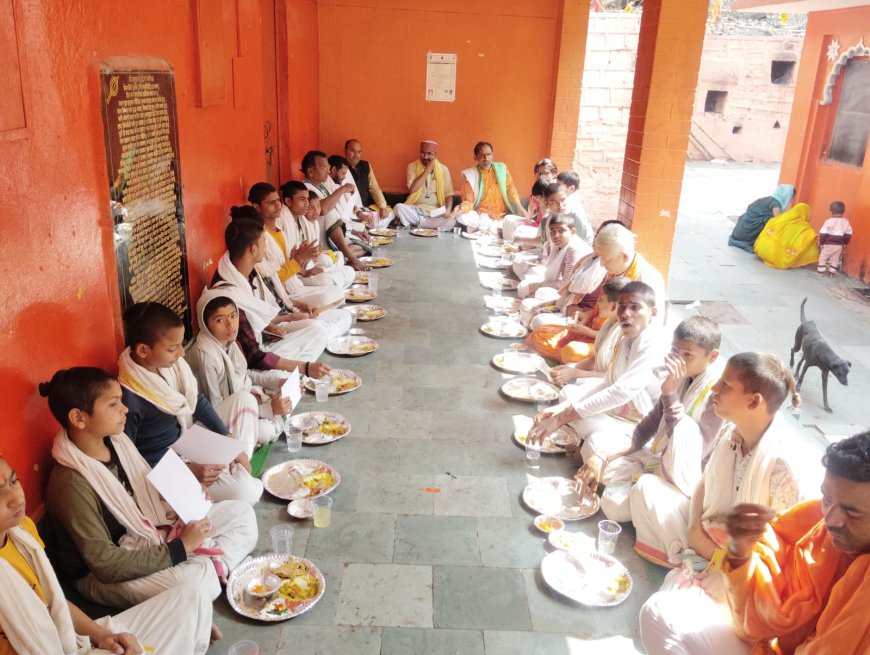 तिरंगा अगरबत्ती के मालिक पंडित नरेंद्र शर्मा ने चित्रकूट में किया विशाल भंडारे का आयोजन