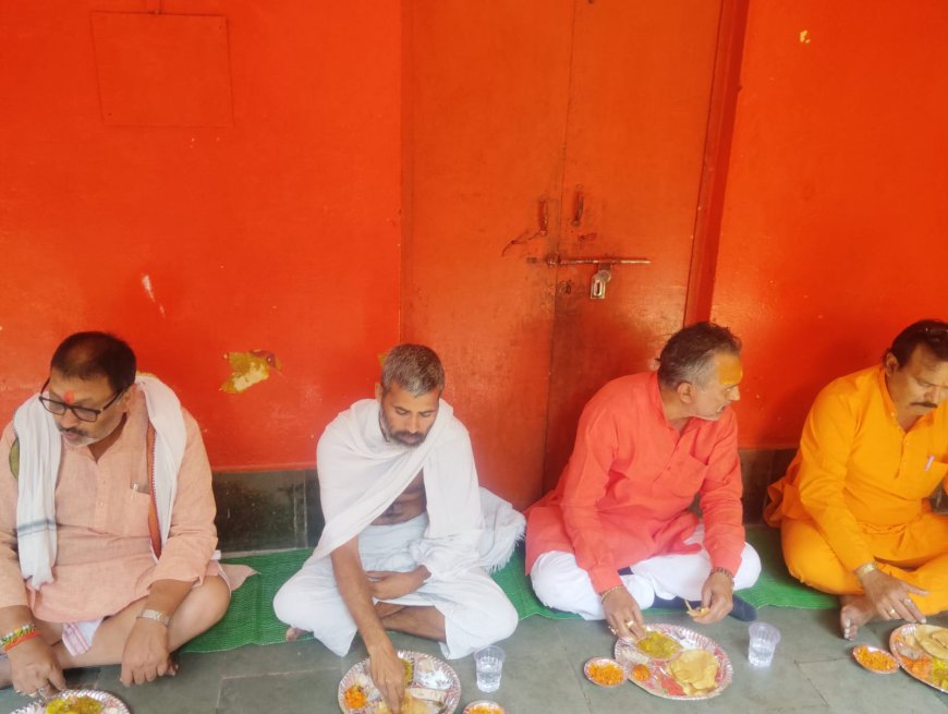 तिरंगा अगरबत्ती के मालिक पंडित नरेंद्र शर्मा ने चित्रकूट में किया विशाल भंडारे का आयोजन