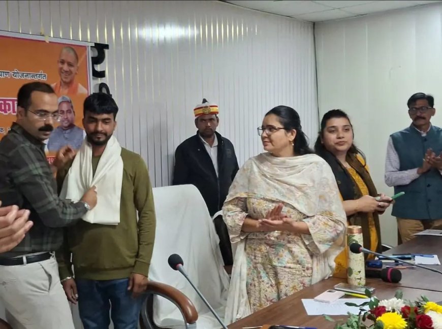 अभिषेक सिंह को प्रशासन द्वारा सम्मानित किया