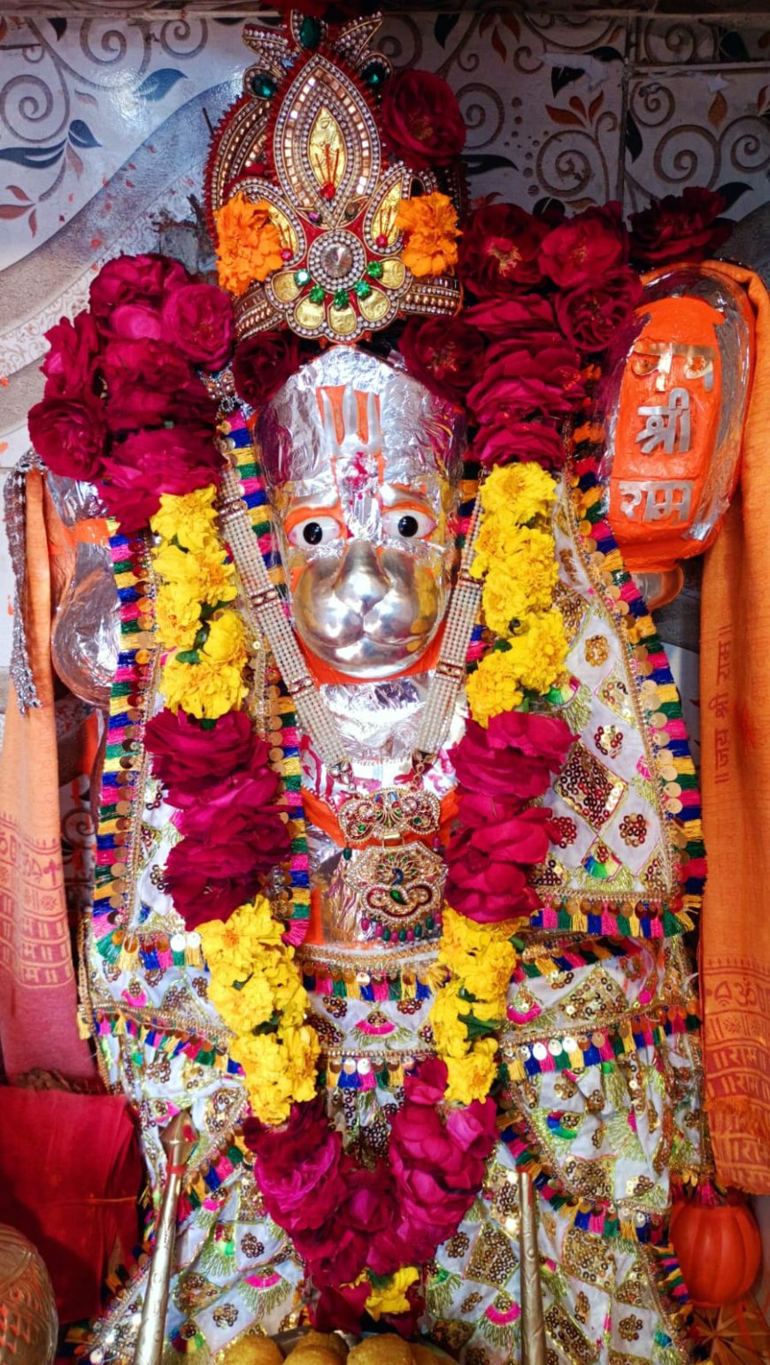 भक्तों ने हनुमान जी का भव्य श्रृंगार कर बांटा प्रसाद