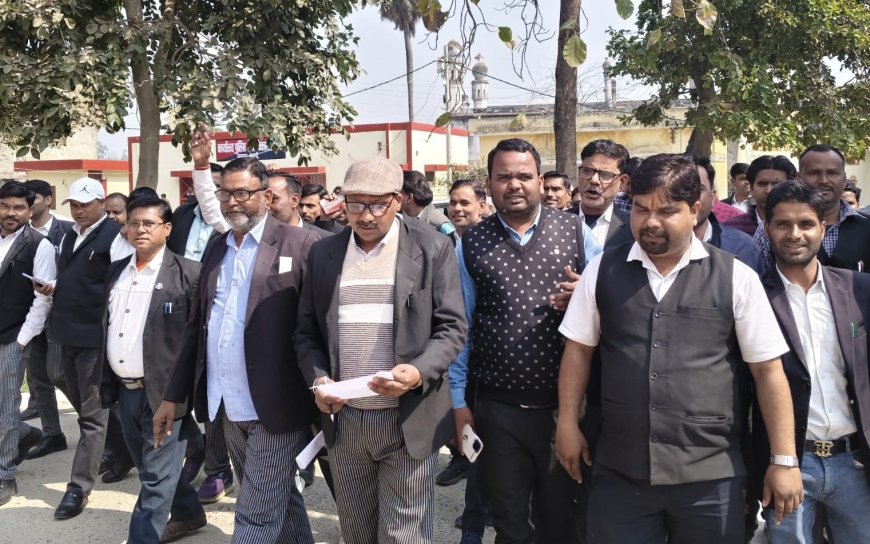 एसडीएम पर भ्रष्टाचार व अभद्रता का आरोप, वकीलों ने किया प्रदर्शन