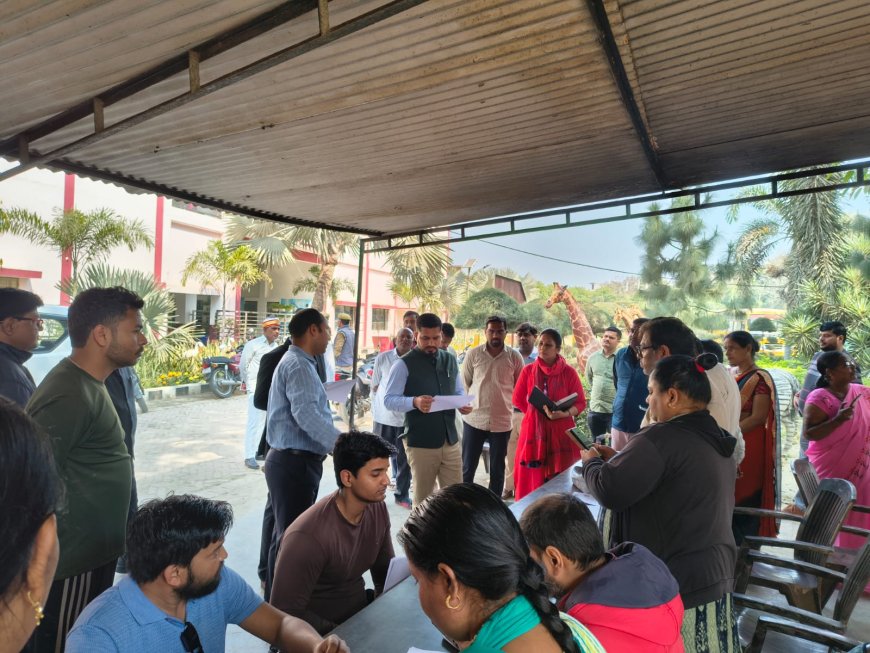 चौथे विशेष अभियान दिवस पर डीएम ने किया मतदान केंद्रों का निरीक्षण
