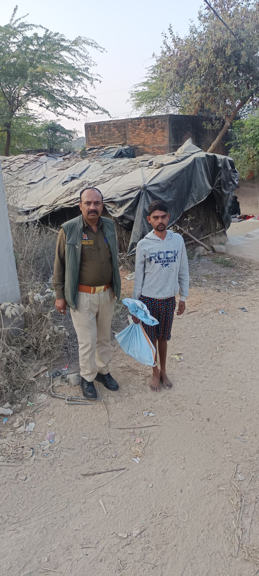 थाना भरतकूप पुलिस टीम ने 01 अभियुक्त को 20 अदद क्वार्टर देशी शराब के साथ गिरफ्तार किया