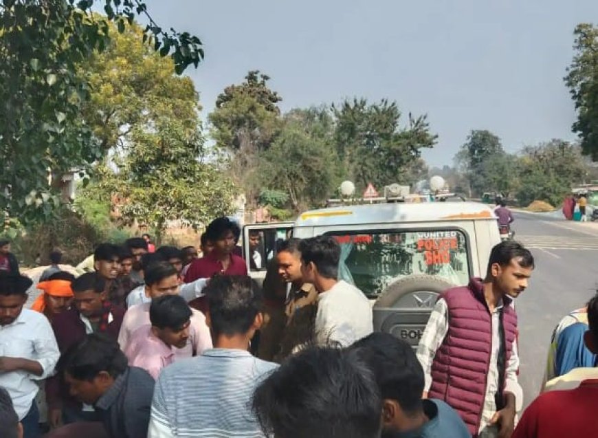 तेज रफ्तार डंपर की टक्कर से बाइक सवार दो युवक गंभीर घायल