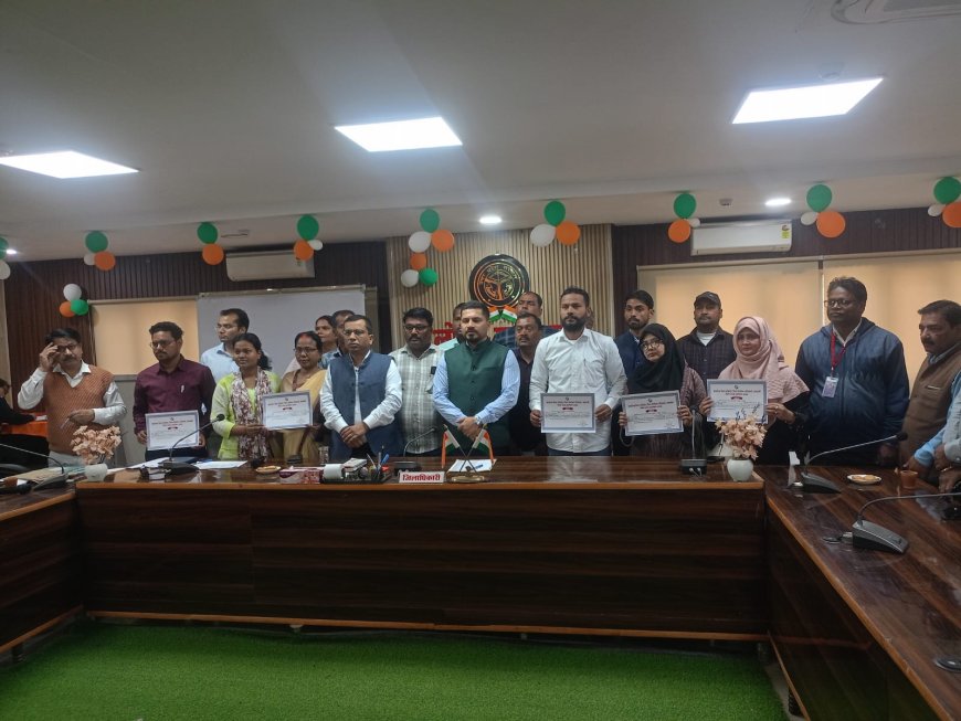 उत्कृष्ट कार्य से लोकतंत्र को मजबूती, डीएम ने 20 बीएलओ को किया सम्मानित