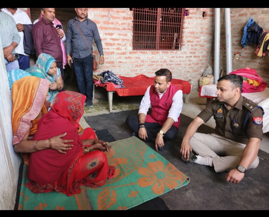 शाहिद अग्नि वीर धीरज गुप्ता के घर पर उनके परिवार से मिलने पहुंचे भदोही DM और SP