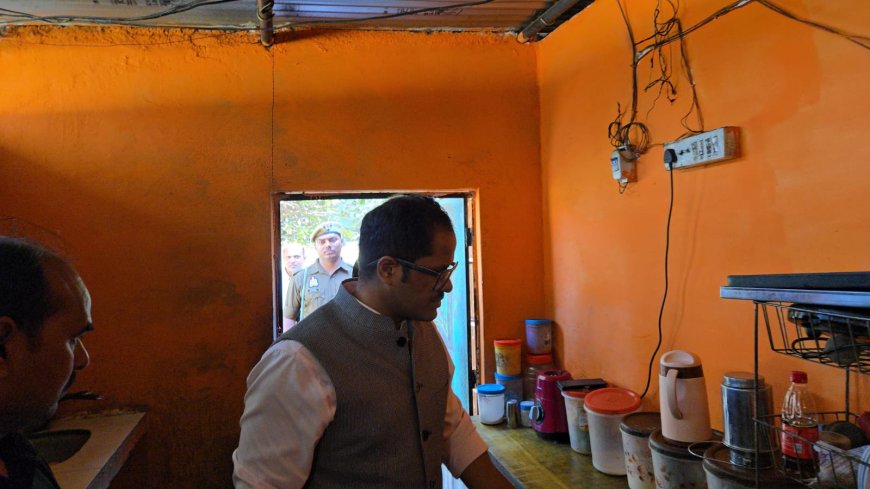 जिलाधिकारी ने विकास भवन स्थित 'शक्ति रसोई' कैंटीन का किया आकस्मिक निरीक्षण