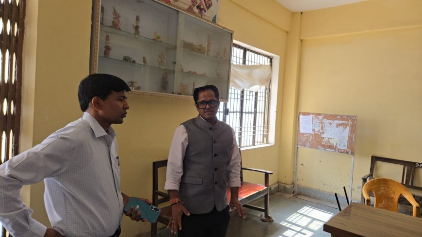 जिलाधिकारी ने किया विकास भवन का औचक निरीक्षण व्यवस्थाओं को सुदृढ़ करने हेतु दिए कड़े निर्देश