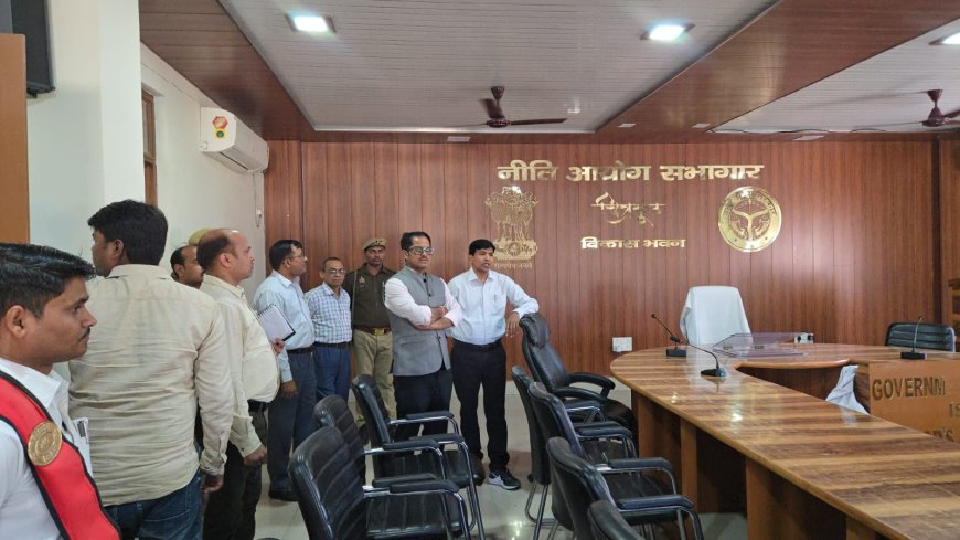 जिलाधिकारी ने किया विकास भवन का औचक निरीक्षण व्यवस्थाओं को सुदृढ़ करने हेतु दिए कड़े निर्देश