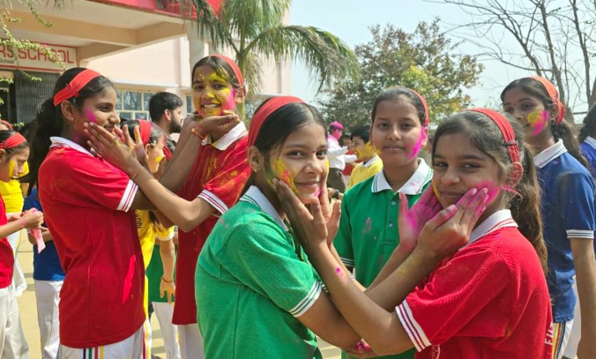 हर्बल रंगों संग स्कूल के बच्चों ने मनाया होली महोत्सव