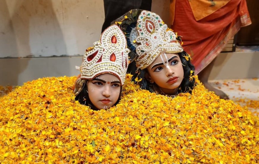 बलदेव धाम में पुष्पों की होली, राधा रानी बने बच्चों ने मोहा मन