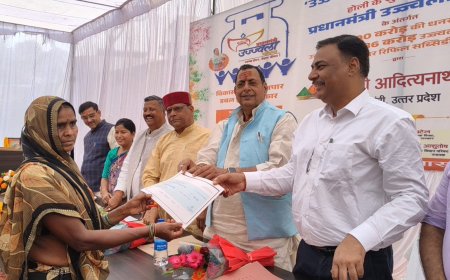 होली पर्व के दृष्टिगत मुख्यमंत्री द्वारा लोकभवन लखनऊ से प्रधानमंत्री उज्जवला योजनान्तर्गत 1500 करोड़ की धनराशि से 1.86 करोड़ पात्र लाभार्थियो को गैस सिलेण्डर रिफिल सब्सिडी का किया गया वितरण