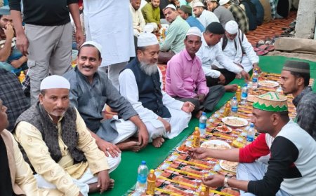 समाजवादी पार्टी के जिला सचिव रईस अहमद के आवास/ कैंप कार्यालय पर रोजा इफ्तार पार्टी का आयोजन