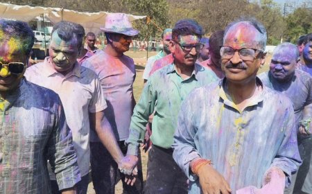 पुलिस लाइन चित्रकूट में जिलाधिकारी एवं पुलिस अधीक्षक चित्रकूट की उपस्थिति में धूमधाम से मनाया गया होली का त्योहार