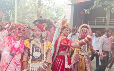 महिलाओं ने भक्तिगीतों पर नृत्य करते हुए एक -दूसरे पर पुष्प वर्षा की।