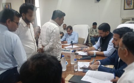 सम्पूर्ण समाधान दिवस पारिजात सभागार में जिलाधिकारी शशांक त्रिपाठी की अध्यक्षता एंव तहसीलदार बालेन्दु भूषण वर्मा के संयोजन में हुआ कुल 46 शिकायतें आयीं 15 का मौके पर निस्तारण किया गया