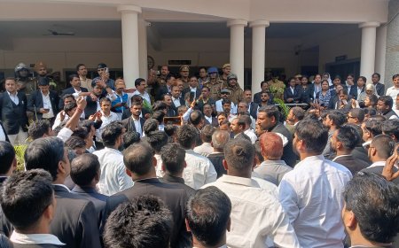 बार एसोसिएशन बाराबंकी ने मुख्यमंत्री को सम्बोधित ज्ञापन जिलाधिकारी शशांक त्रिपाठी को दिया