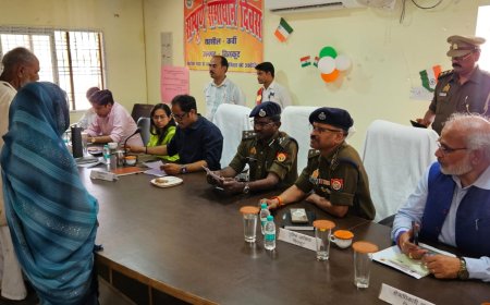 तहसील कर्वी में 'सम्पूर्ण समाधान दिवस' का आयोजन; जन समस्याओं के त्वरित एवं गुणवत्तापूर्ण निस्तारण हेतु अधिकारियों को कड़े निर्देश