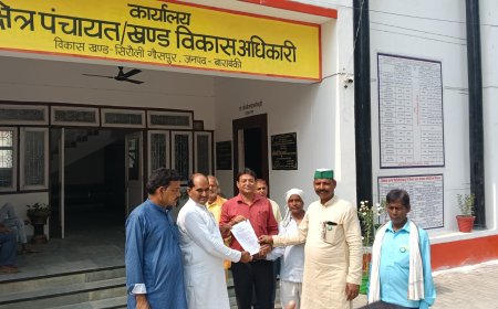 भा कि यू टिकैत गुट ने मासिक बैठक के बाद बी डी ओ संजीव गुप्ता को ज्ञापन सौंपा