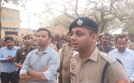 ग्राम सभा पीपर गांव में जिलाधिकारी महोदय एसपी महोदय पीड़ित परिवार से मुलाकात कीये