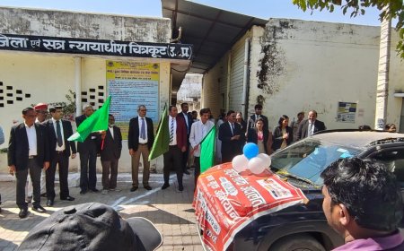 जनपद न्यायाधीश द्वारा एस०सी०एस०टी०/नोडल अधिकारी लोक अदालत द्वारा प्रचार वाहन को हरी झण्डी दिखाकर रवाना किया गया।