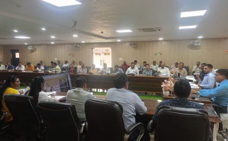 ₹50 लाख से अधिक की निर्माण परियोजनाओं की डीएम ने की समीक्षा